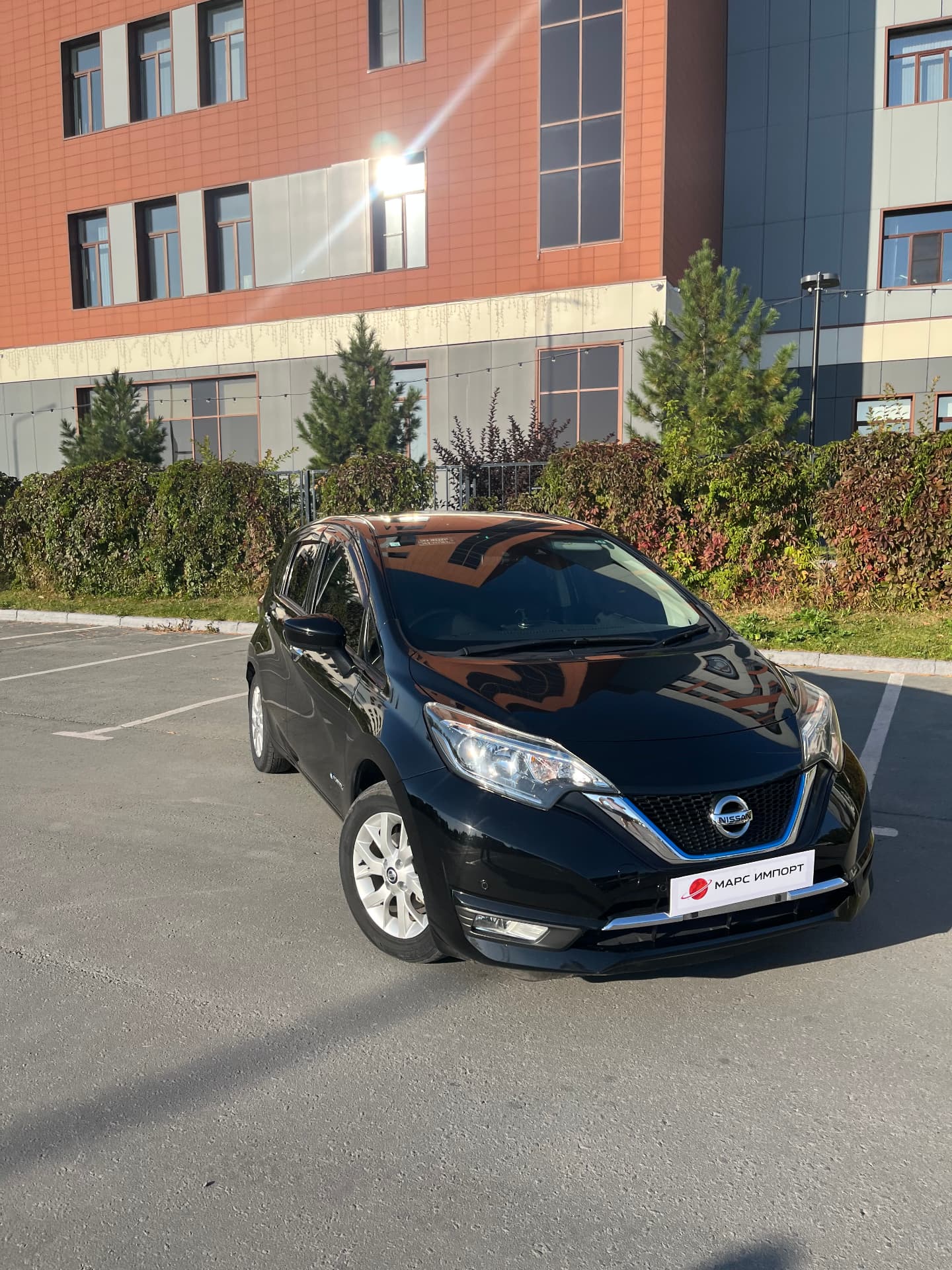 Nissan Note e-Power в три четверти на парковке