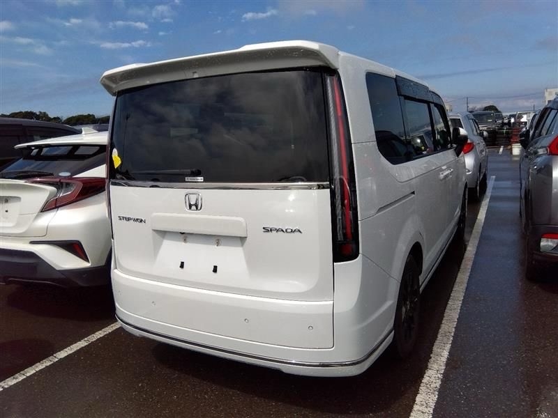 Белый Honda Stepwgn Spada, вид сзади