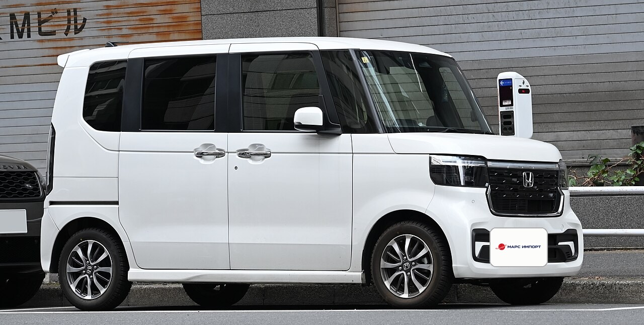 Белый Honda N-BOX с аукциона Японии