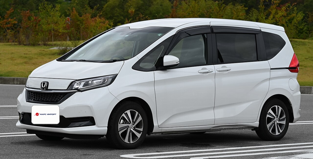 Honda Freed — вид сзади