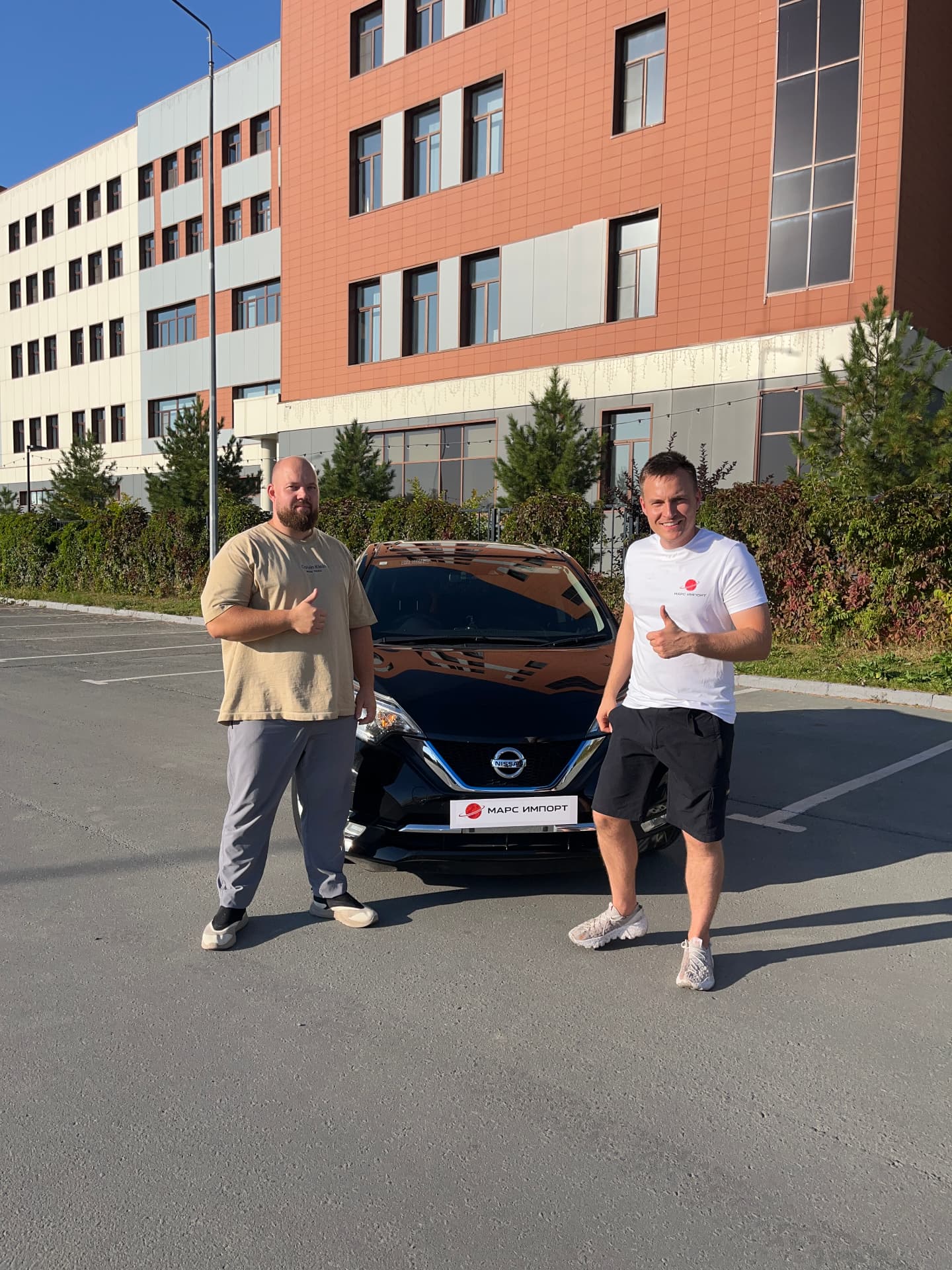 Nissan Note e-Power передан клиенту — фото на память с табличкой Марс Импорт
