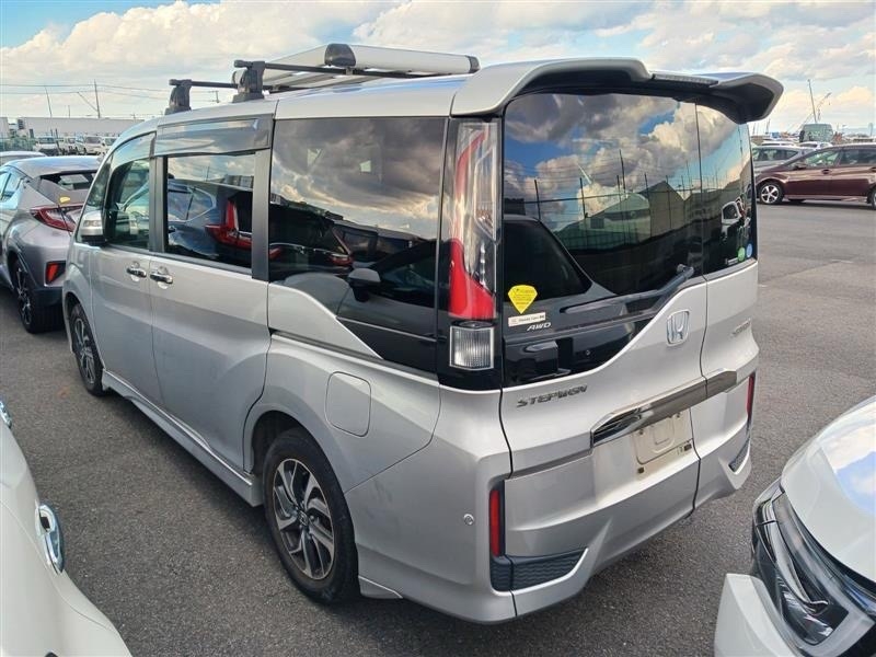 Серебристый Honda Stepwgn 4WD, вид сзади