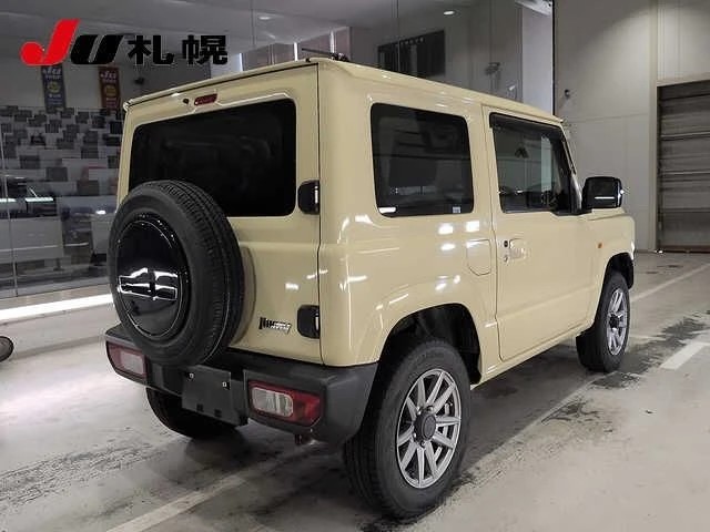 Suzuki Jimny — вид сзади