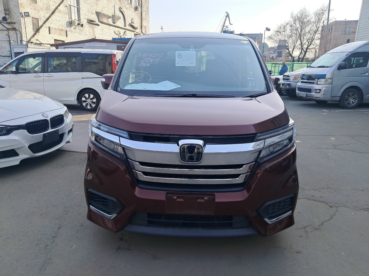 Honda Stepwgn Spada в тёмно-бордовом цвете, вид спереди