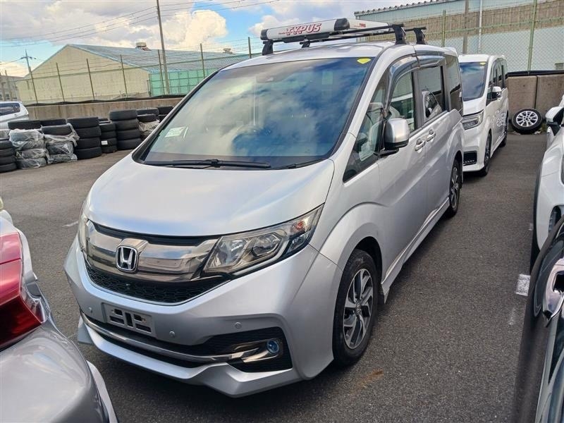 Серебристый Honda Stepwgn Spada, вид спереди
