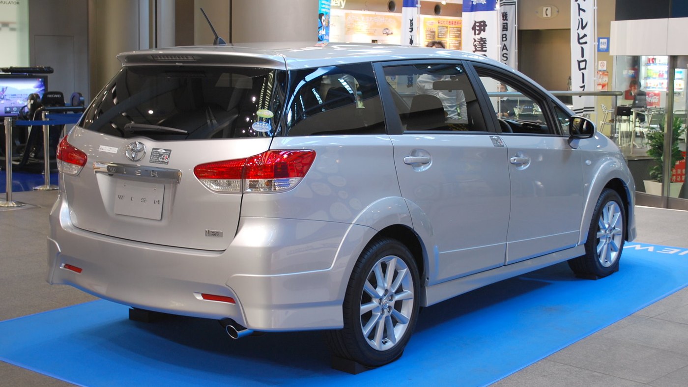 Toyota Wish второго поколения