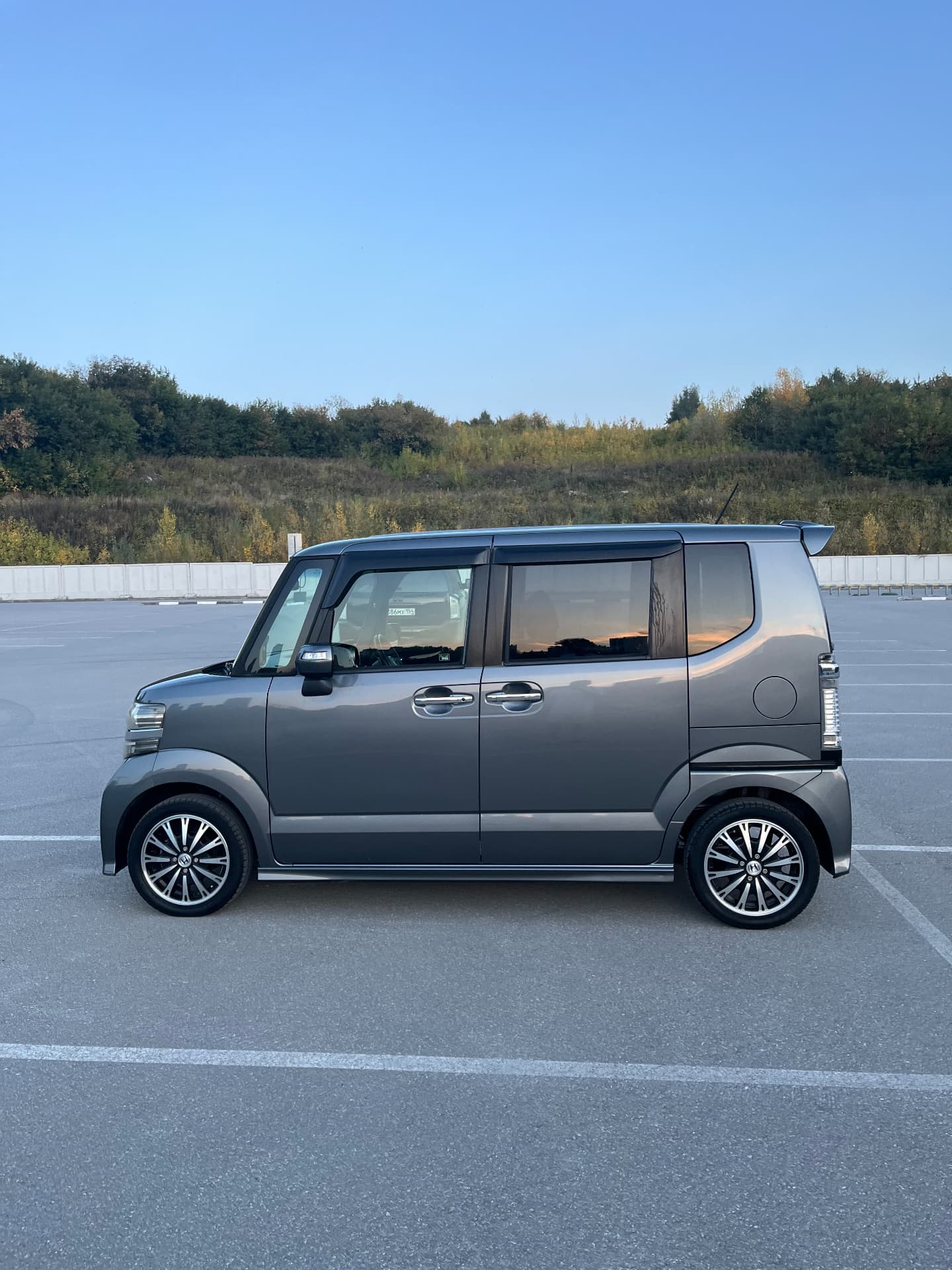 Honda N-BOX Custom — вид сбоку