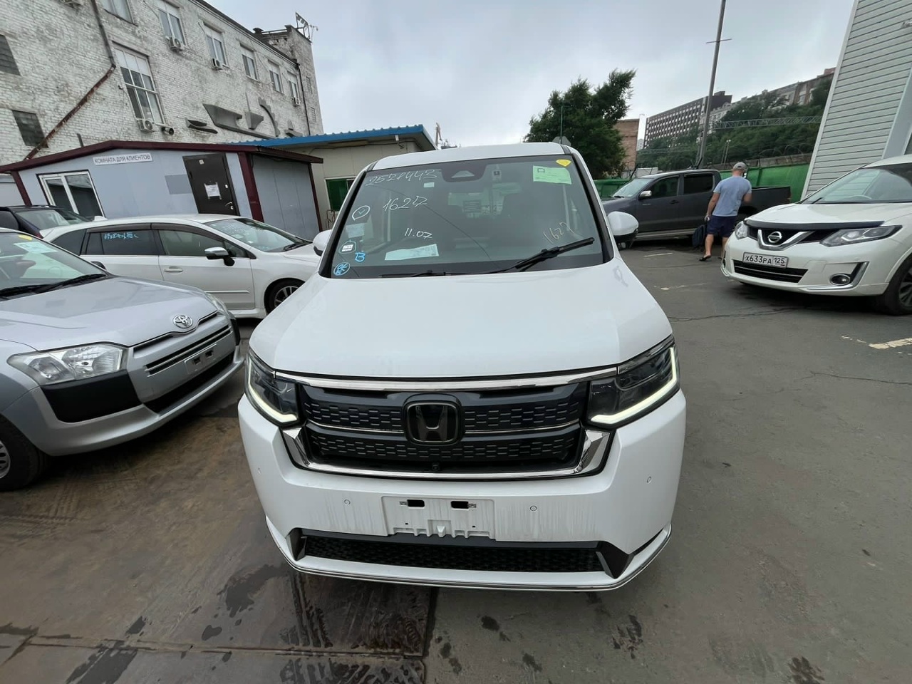 Белый Honda Stepwgn нового поколения, вид спереди