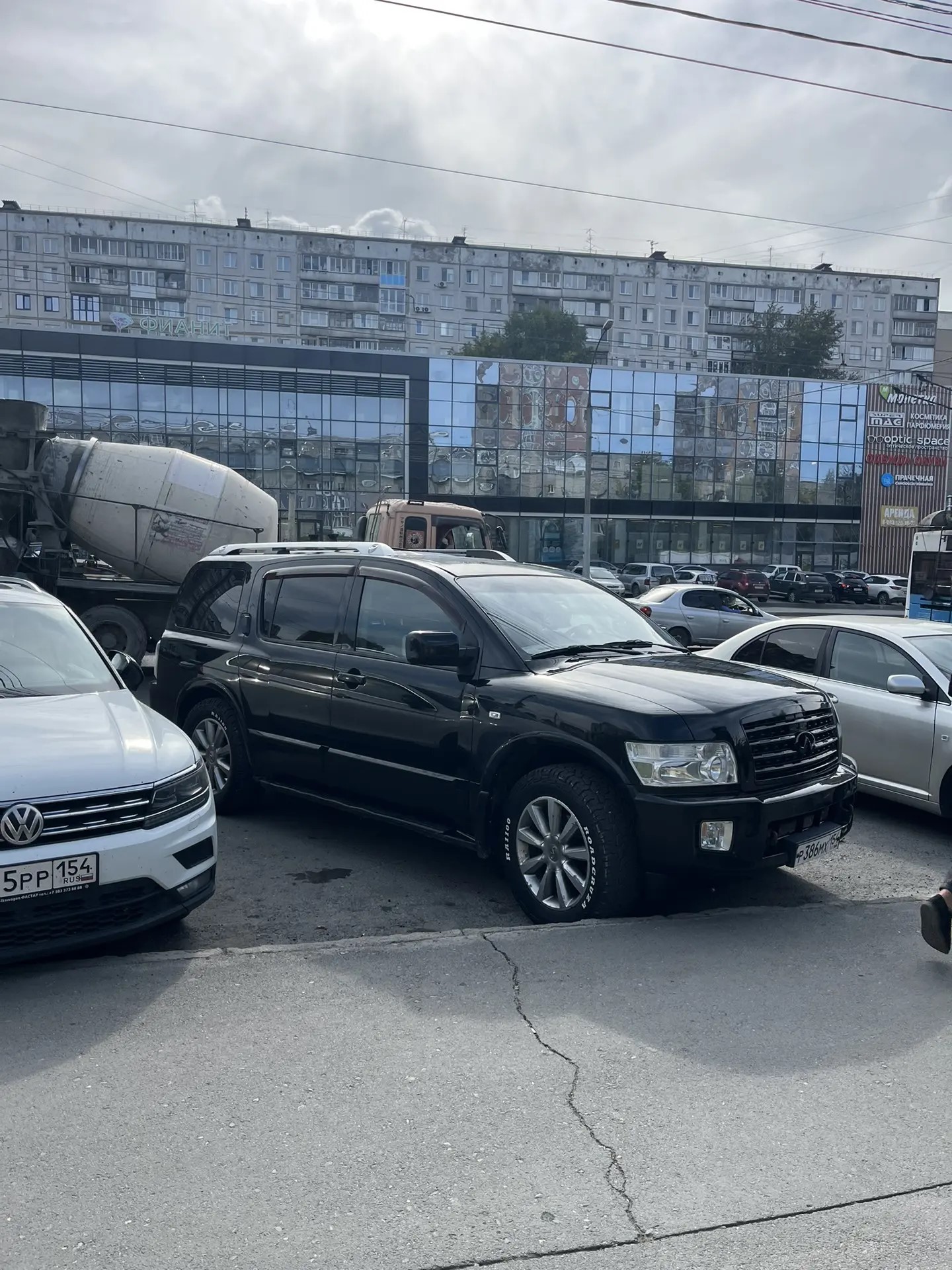 Infiniti QX56 Дмитрия в городе