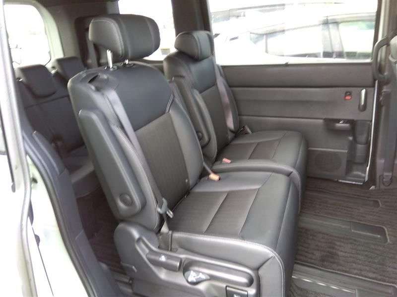 Салон Honda Stepwgn Spada — кожаные кресла второго ряда