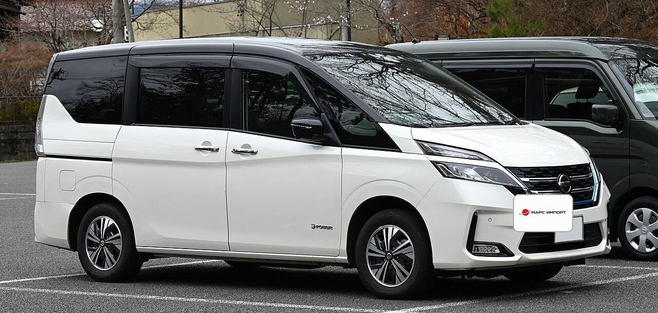 Toyota Voxy — вид спереди