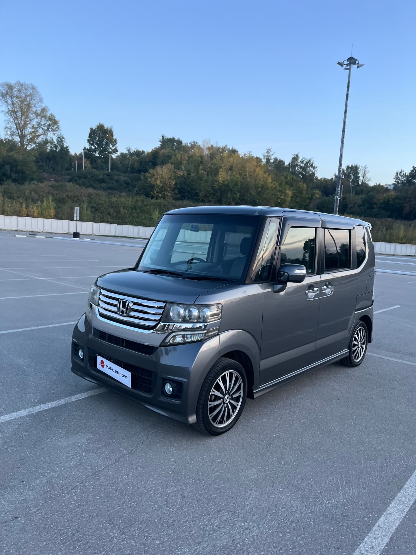 Honda N-BOX Custom — вид спереди