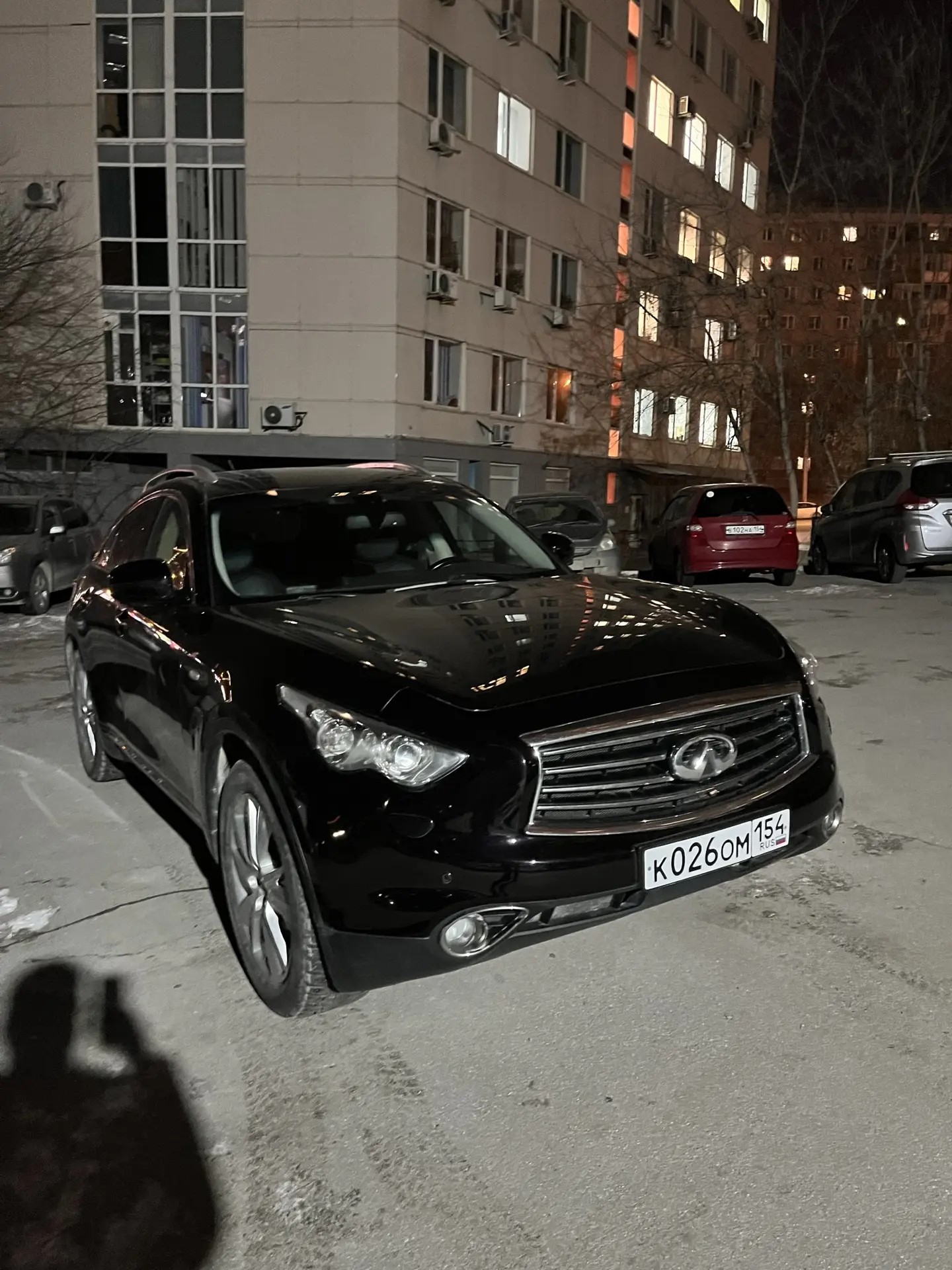 Infiniti Дмитрия на ночной парковке