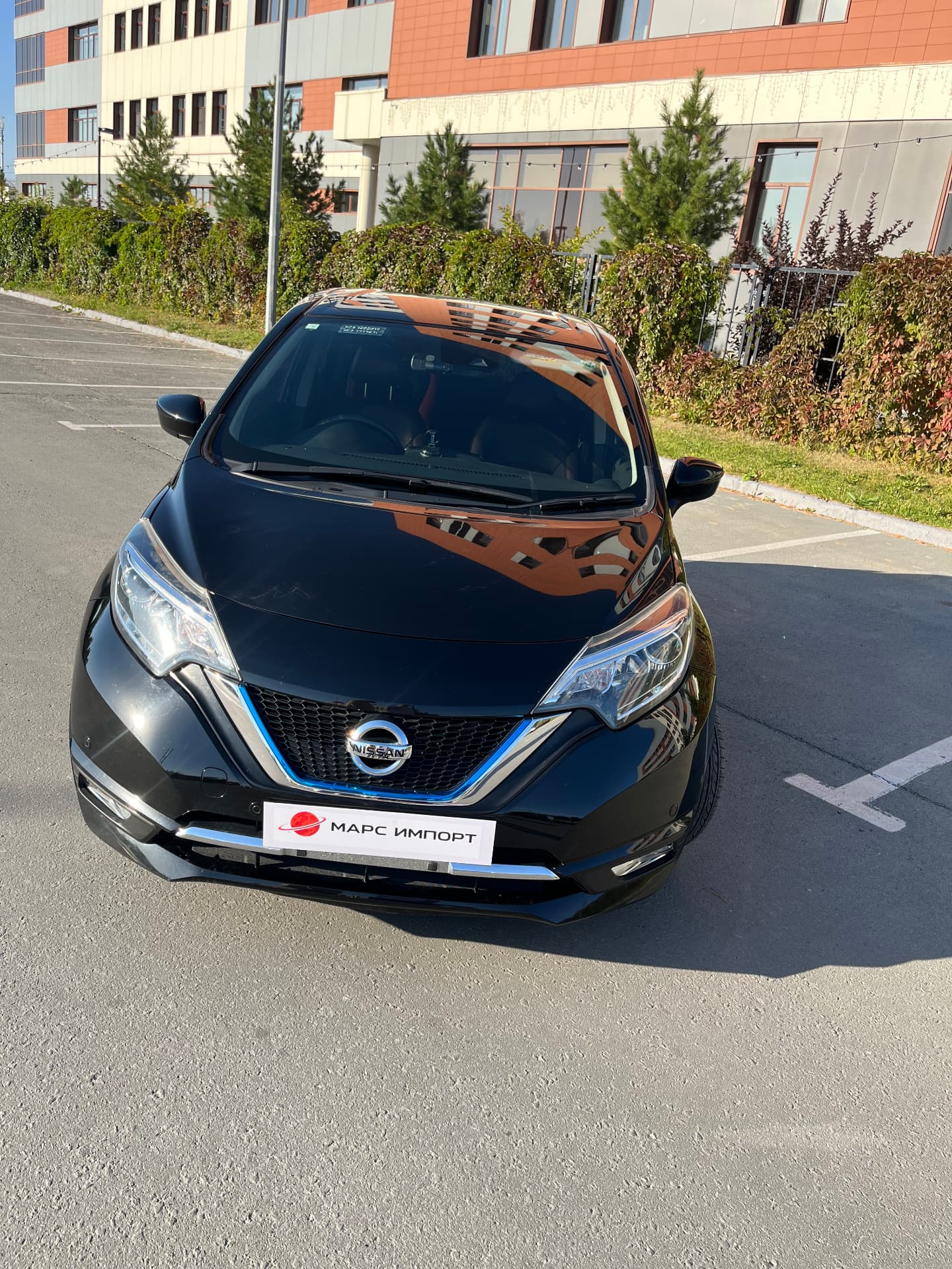 Nissan Note e-Power спереди с табличкой Марс Импорт