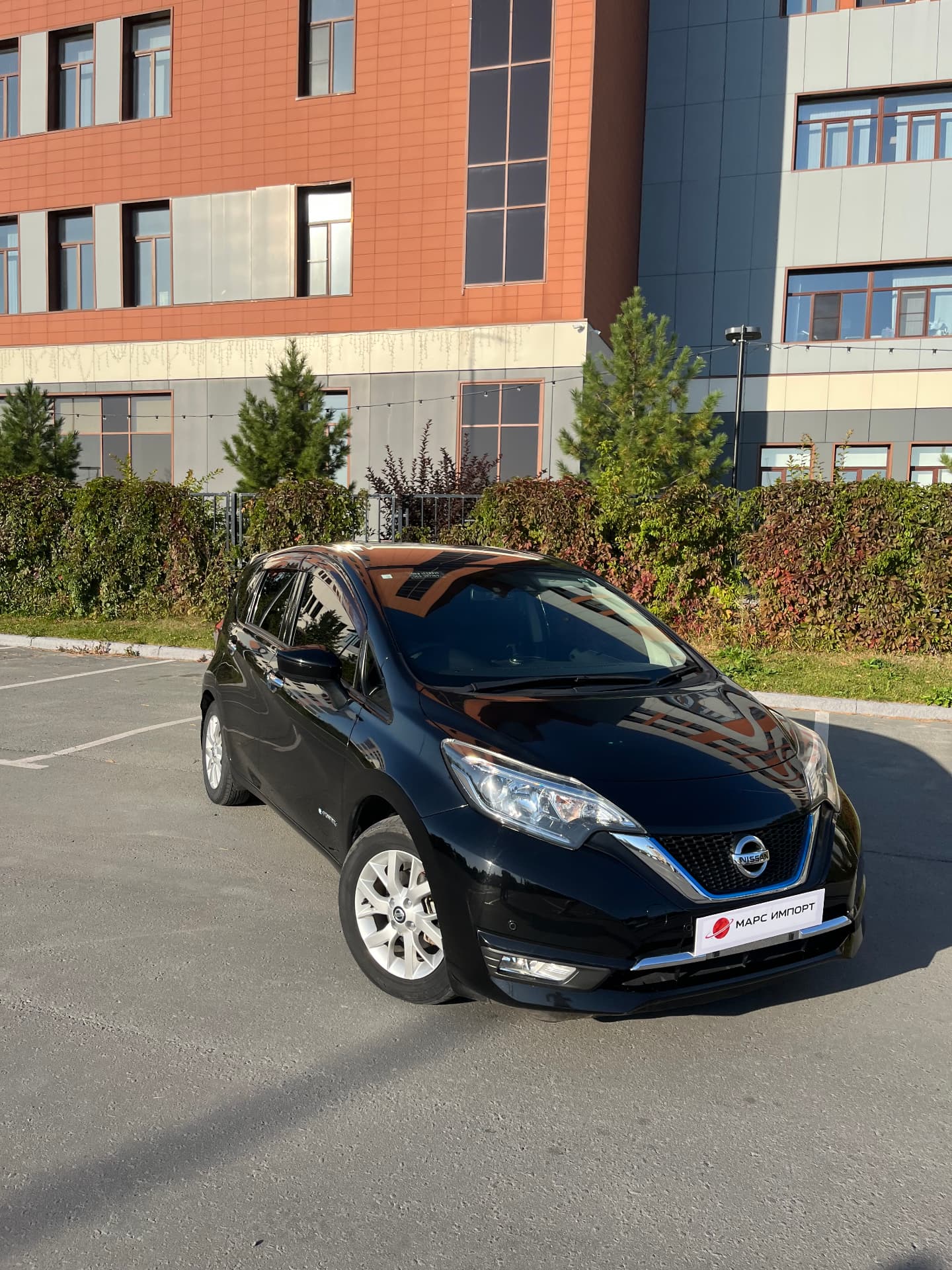 Nissan Note e-Power сбоку — чёрный кузов, белый салон