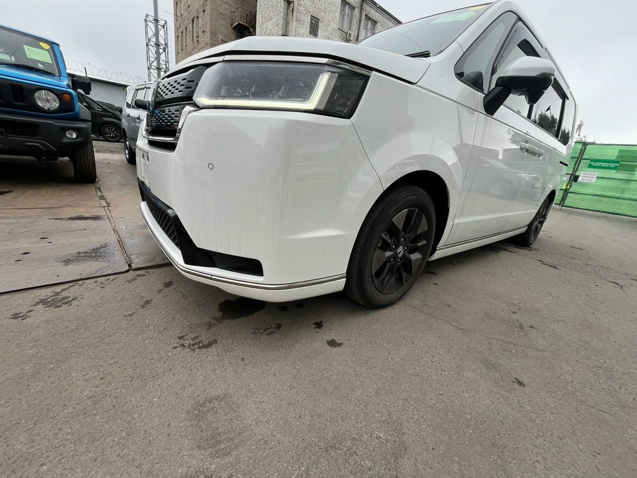 Белый Honda Stepwgn, вид спереди крупным планом