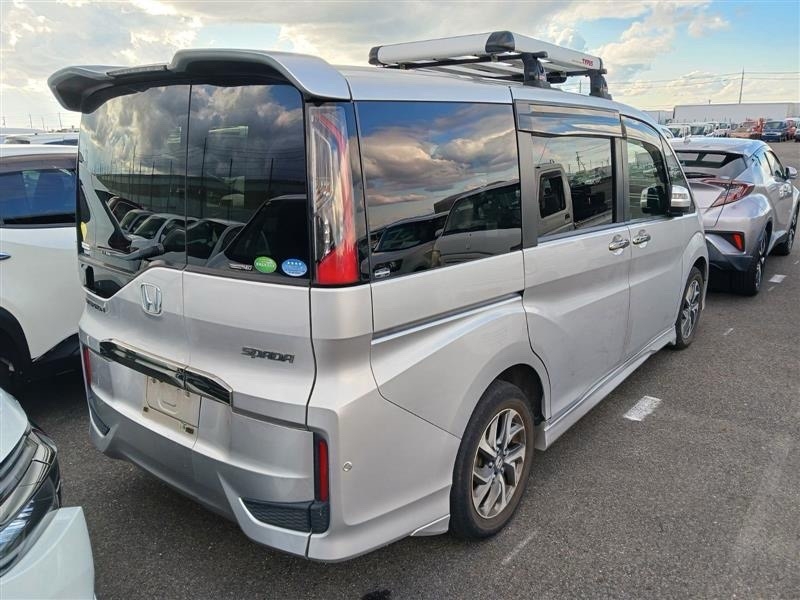 Серебристый Honda Stepwgn Spada с багажником на крыше, вид сзади