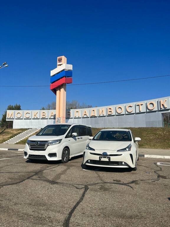 Honda Stepwgn и Toyota Prius, привезённые Марс Импорт из Японии, у стелы «Москва — Владивосток»