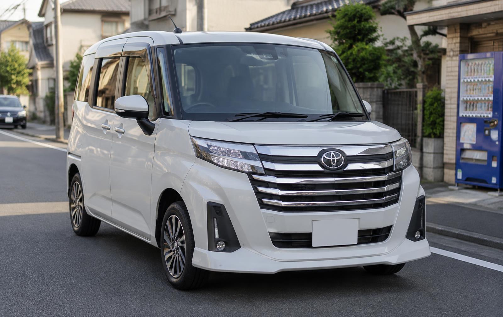 Белая Toyota Roomy на улице в Японии